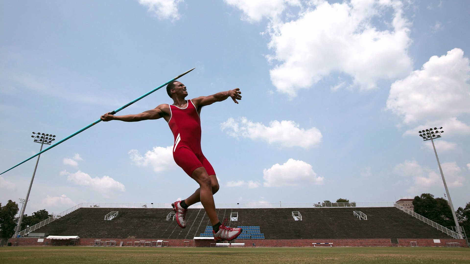 谁在世俱杯后宣布退役？球员动态速览